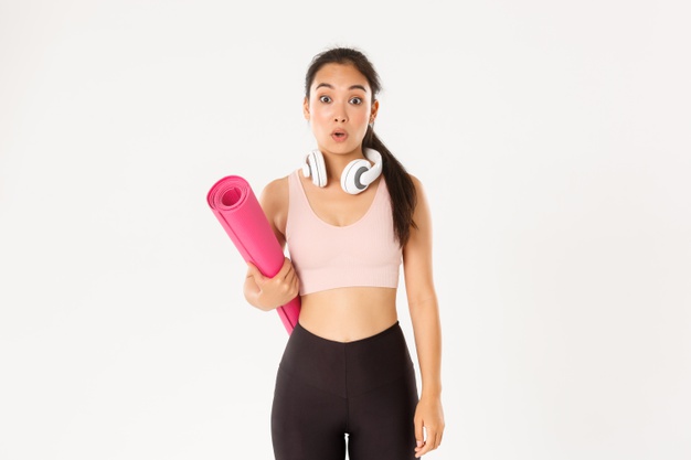 mujer con mat pilates