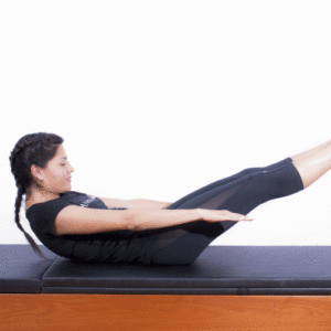 Mujer realizando ejercicio de pilates The hundred