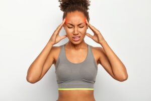 Mujer con migraña