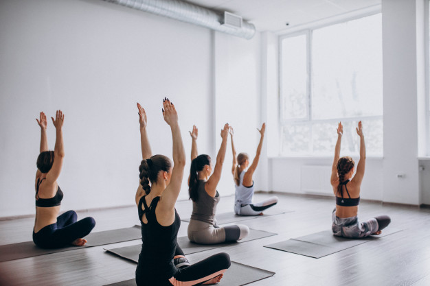 Mujeres disfrutan de los beneficios de pilates