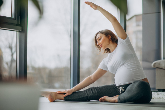 Mujer realizando pilates embarazadas
