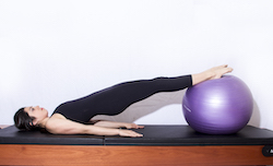 Ejercício puente con fitball para la osteoporosis, posición 2