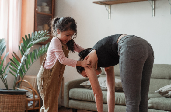 Hija ayuda a su madre a estirarse