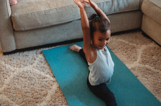 Niña en Pilates para niños
