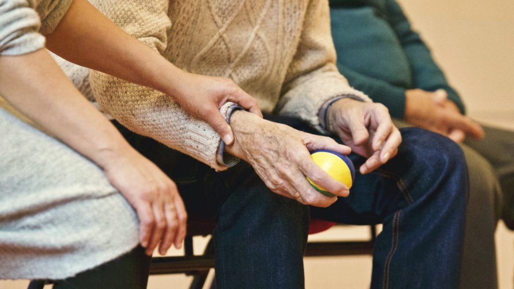 Dolor en la muñeca por osteoporosis