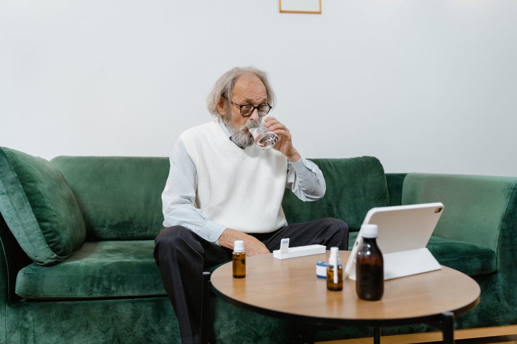 Tomando remédio para la osteoporosis.